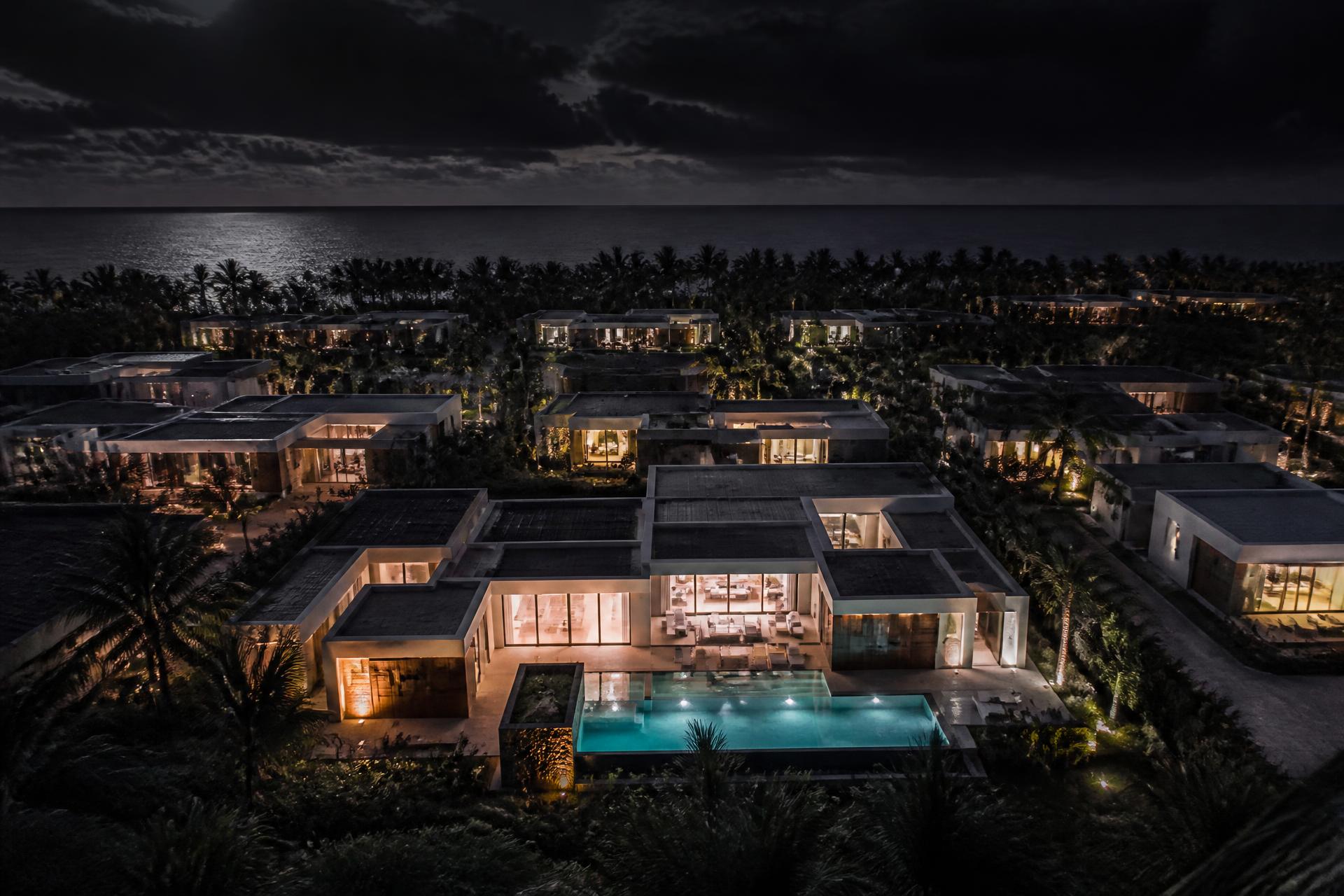 Desarrollo residencial moderno en Punta Cana al anochecer